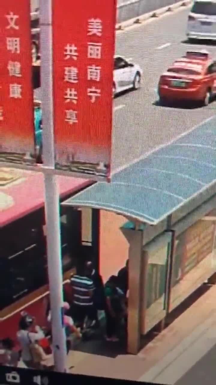 民警|视频曝光！两扒手在南宁公交车站行窃，过程被摄像头完整记录