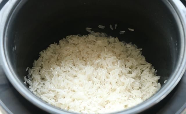  伏天|伏天别炒菜了，学会这个懒人焖饭，有菜有肉有饭，太适合懒人了！