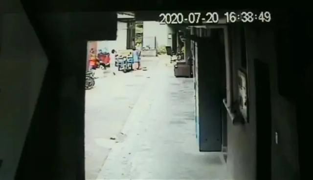 员扇|女子退货被中通快递员扇耳光!网点负责人:一个巴掌拍不响!警方已进入