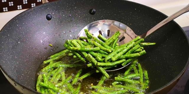  入味|豆角不要直接下锅炒，炒前多加1步，豆角又香又入味，好吃更下饭