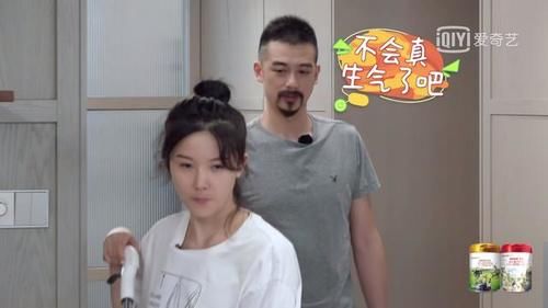  杨子姗|杨子姗洁癖多严重？工作人员穿无菌服进家门，几十人挨个消毒