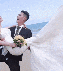 大妈|搞笑GIF:这打卡机太心机了!美女秒过,大妈打几百次却失败了