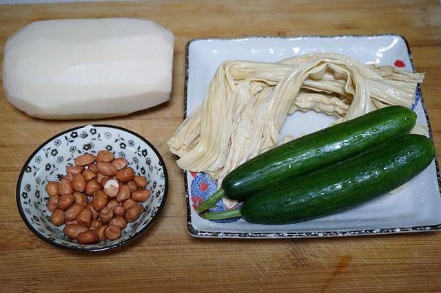  不了|这个菜降火气还清肺热，三色搭配口感清爽又好看，天热餐桌缺不了