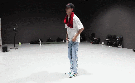  这就是街舞＂,＂fkws＂:＂明星八卦|王一博把鞋带当腰带，练习街舞玩太嗨，野心太大直接下叉拉伤大腿