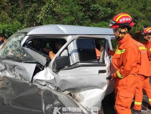 挤扁|出隧道时临时变道，两车相撞，车头都被挤扁了