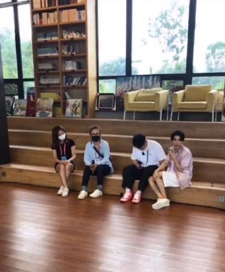  清爽|王俊凯《中餐厅4》造型曝光，干净又清爽！但状态惹人心疼，好瘦