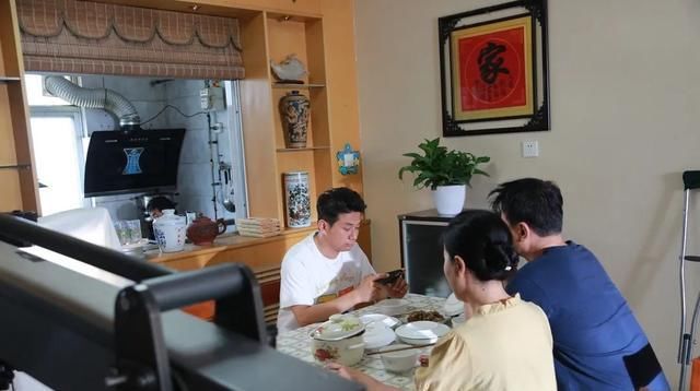  罗钢|探班《归路》电影：罗钢拄着拐杖出演，晚饭从早上吃到中午