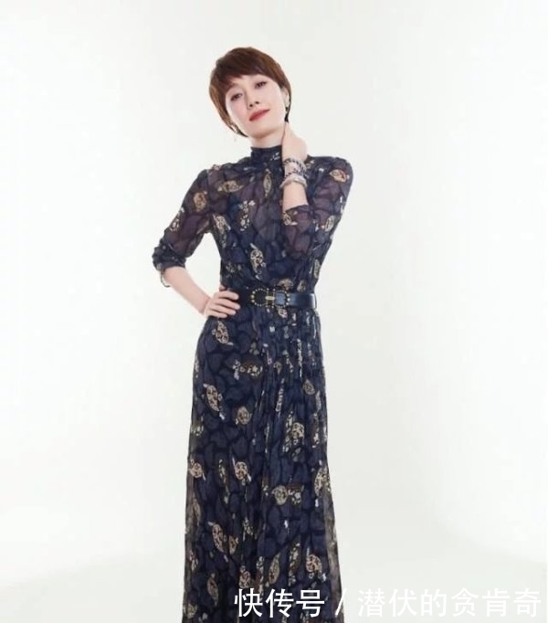 身材比例|马伊琍越来越美了,一袭黑色印花连衣裙高级优雅,自信感藏不住