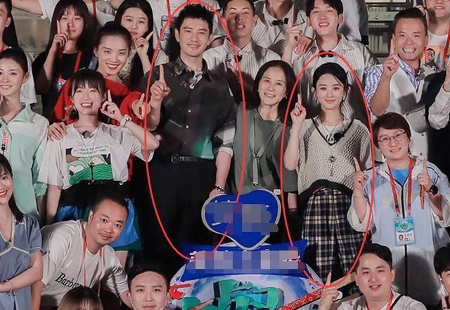  合照的时|赵丽颖杀青合照站C位，我的目光却聚焦于，飞行嘉宾王俊凯杨超越