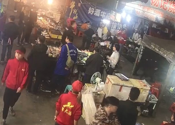  魔鬼|“冲动是魔鬼”，因长得像朋友而引斗殴，1男子拿起酒瓶就砸头