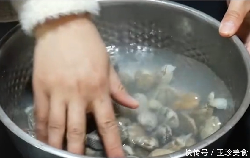 吐沙|花甲店老板透露:洗花甲时这么做,就会疯狂吐沙,拦都拦不住!