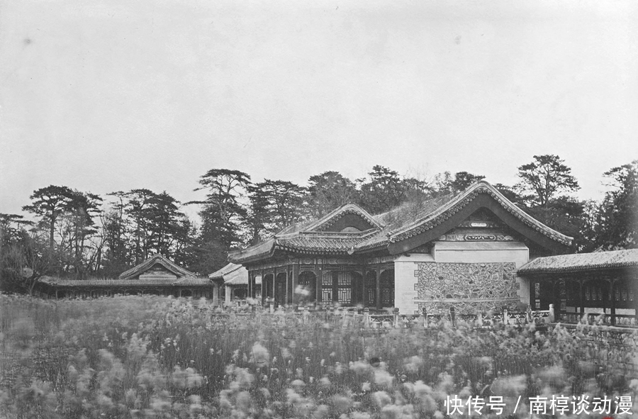 断壁残垣|晚清老照片:被英法联军焚毁之后的圆明园,断壁残垣荒草丛生