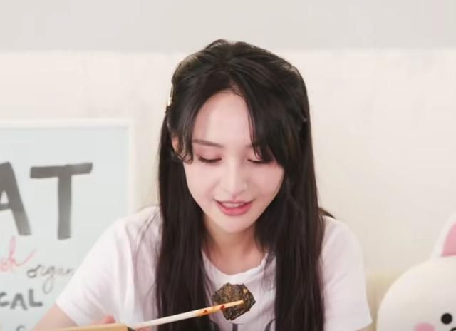  郑爽|壕无人性！郑爽送粉丝价值18万项链，原因让网友笑出猪叫：有钱任性