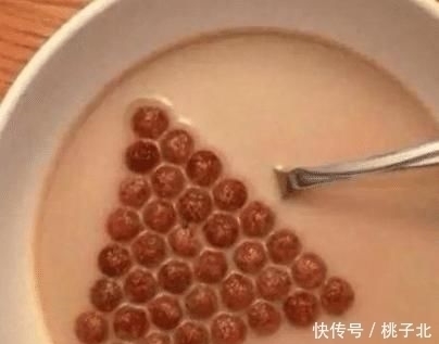 境界|强迫症吃东西时,奶茶喝出新境界,草莓得去籽吃,网友别吃了