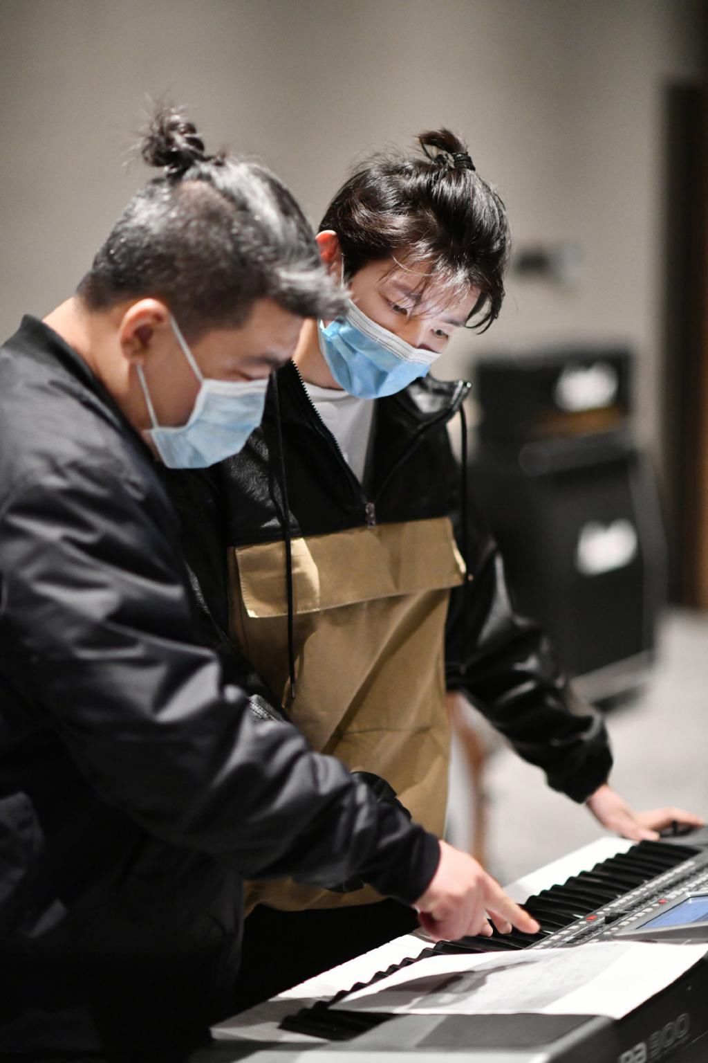  努力|努力向上的三小只TFBOYS，现如今合体黑色羽毛造型，简直太赞了！