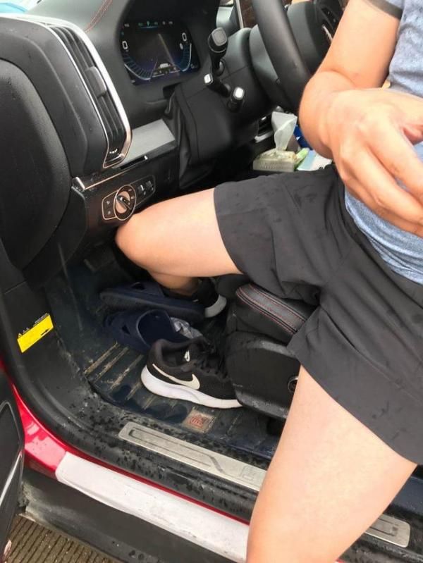  慌忙|男子穿拖鞋开车高速遇查，慌忙换鞋中一脚油门差点撞民警