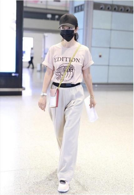  李冰冰|李冰冰难得低调一回，T恤配休闲裤元气满满，47岁变成27岁既视感