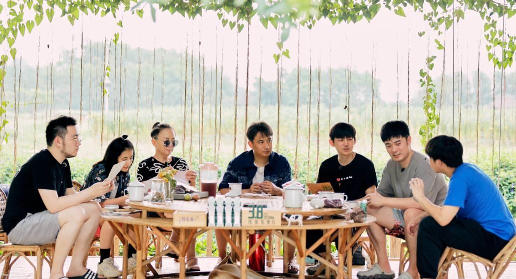  即将|《向往4》刚收官，何炅又一新综艺即将来袭，搭档THE9追定了