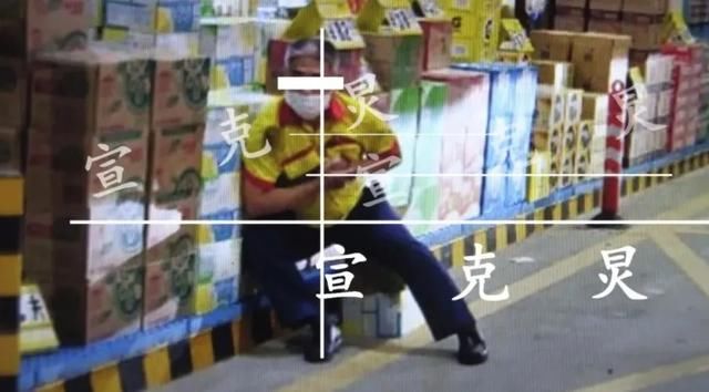  加油站|特斯拉失控冲进加油站，撞伤2人撞坏3车！肇事车主：我也不知道怎么回事