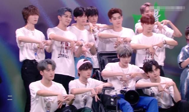 R1SE|《炙热的我们》总决赛,硬糖、火箭少女合影无默契,R1SE团魂绝了