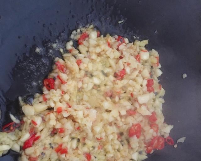  猪肉|这是吃五花肉的新方法，这是用水和大蒜煮的，他很肥但不油腻