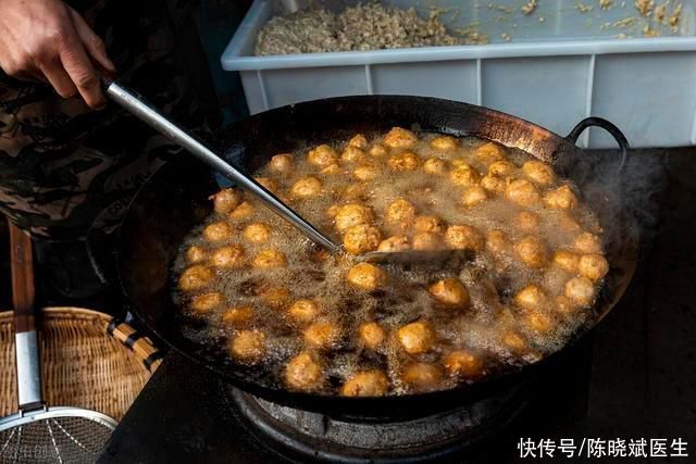 “苯并芘”致癌物比正常食物高(提醒:1级致癌物“苯并芘”，就爱藏在这2种食物，劝你管住嘴)