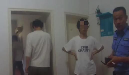  快递小哥|快递车上的限量版AJ被盗，送货小哥急得报警！警方凭这点破了案