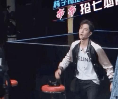  摔滑板|真性情or太暴躁，王一博激动时摔凳子，街舞文化里还有这元素？