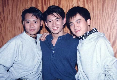  近况|陈志朋近况曝光，穿西装接商演，卖力演唱人气却“惨淡”