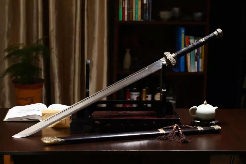 战场|从古代的战场利刃,到现在的杀伐利器,传统刀剑和现代短刀,你更喜欢哪种?