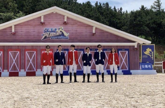  白裤子|《奔跑吧》baby路透图流出，路人镜头直怼之下，这腿是真实的吗？