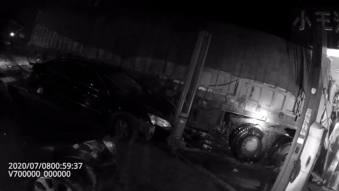  民宅|午夜惊魂！龙口一重型货车“闯”进民宅，司机被困……