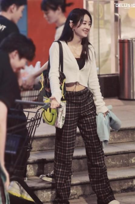 故意|赵丽颖把包"打码",以为故意引争议,看清图案:才懂欠她一句谢谢