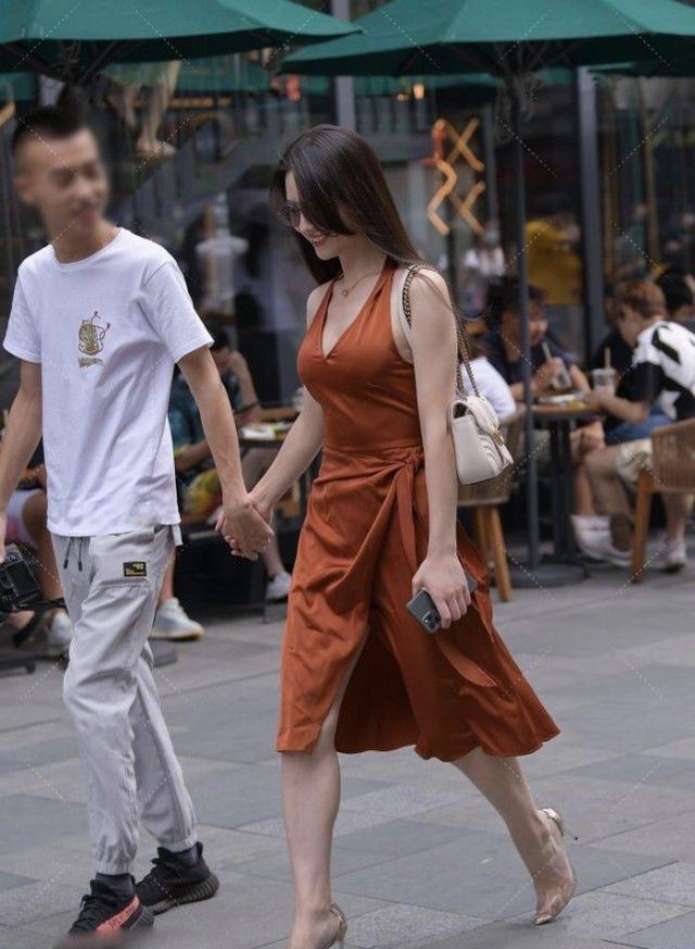 开叉|小姐姐的开叉裙搭配尖头高跟鞋,看起来俏皮的同时穿着也清爽