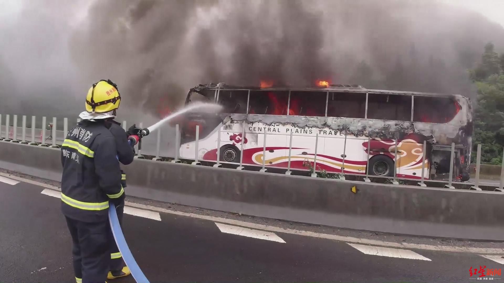  乘客|贵州高速一客车起火 司机见冒烟及时疏散，52名乘客无人伤亡