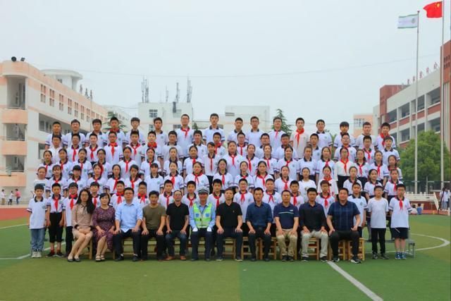  侍东亮|12张小学毕业照c位都是他！“奔跑哥”在50米的岗位上跑1500公里