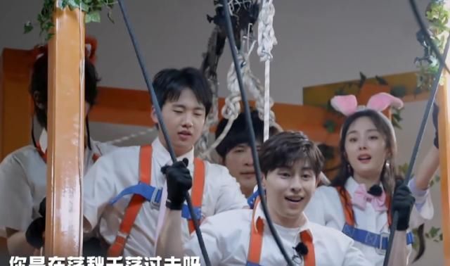  害怕|邓伦刚走一步就害怕的往后退，谁注意杨幂啥反应？姐弟情当场断了