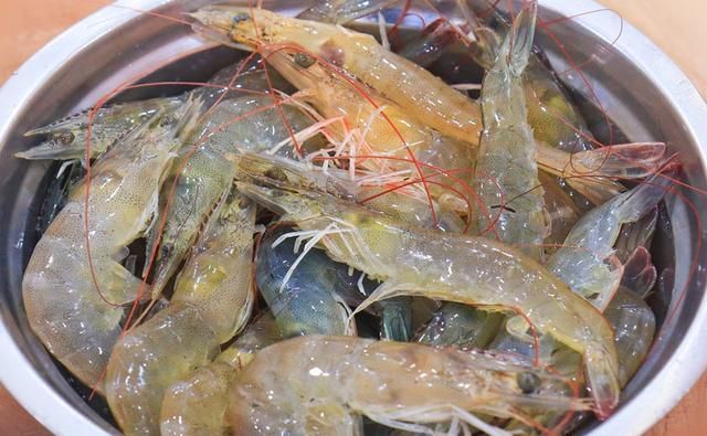  一大|去虾线、还在用牙签太老套了！老渔民教你1招，分分钟剥完一大盆