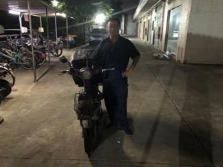  逃离现场|外卖小哥撞倒3岁儿童逃离现场，自称“怕孩子家长打我”