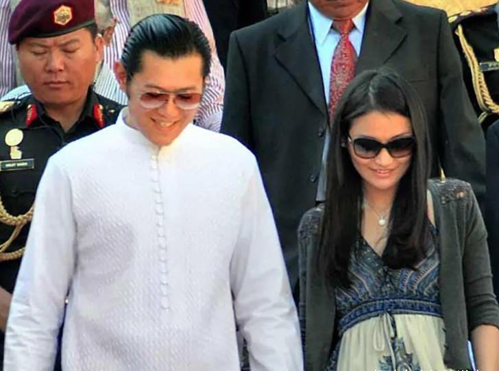 不丹王室|30岁佩玛罕见当老师!整个教室座无虚席,冰山美人终于微笑了