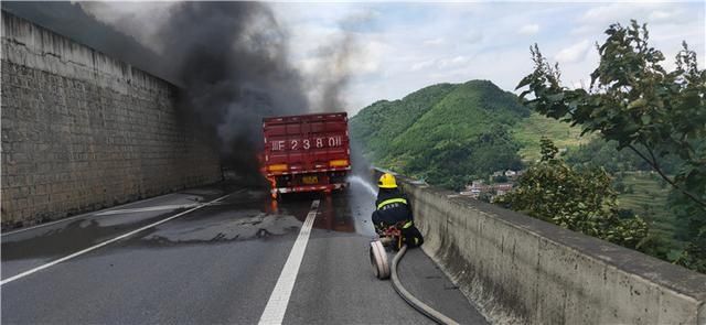  钢圈|惊险！大挂车行驶中突然“冒火”，3个轮胎烧得只剩钢圈