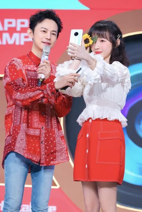  好感度|曾因主持《快本》被骂，现和赵丽颖参加综艺，好感度飙升