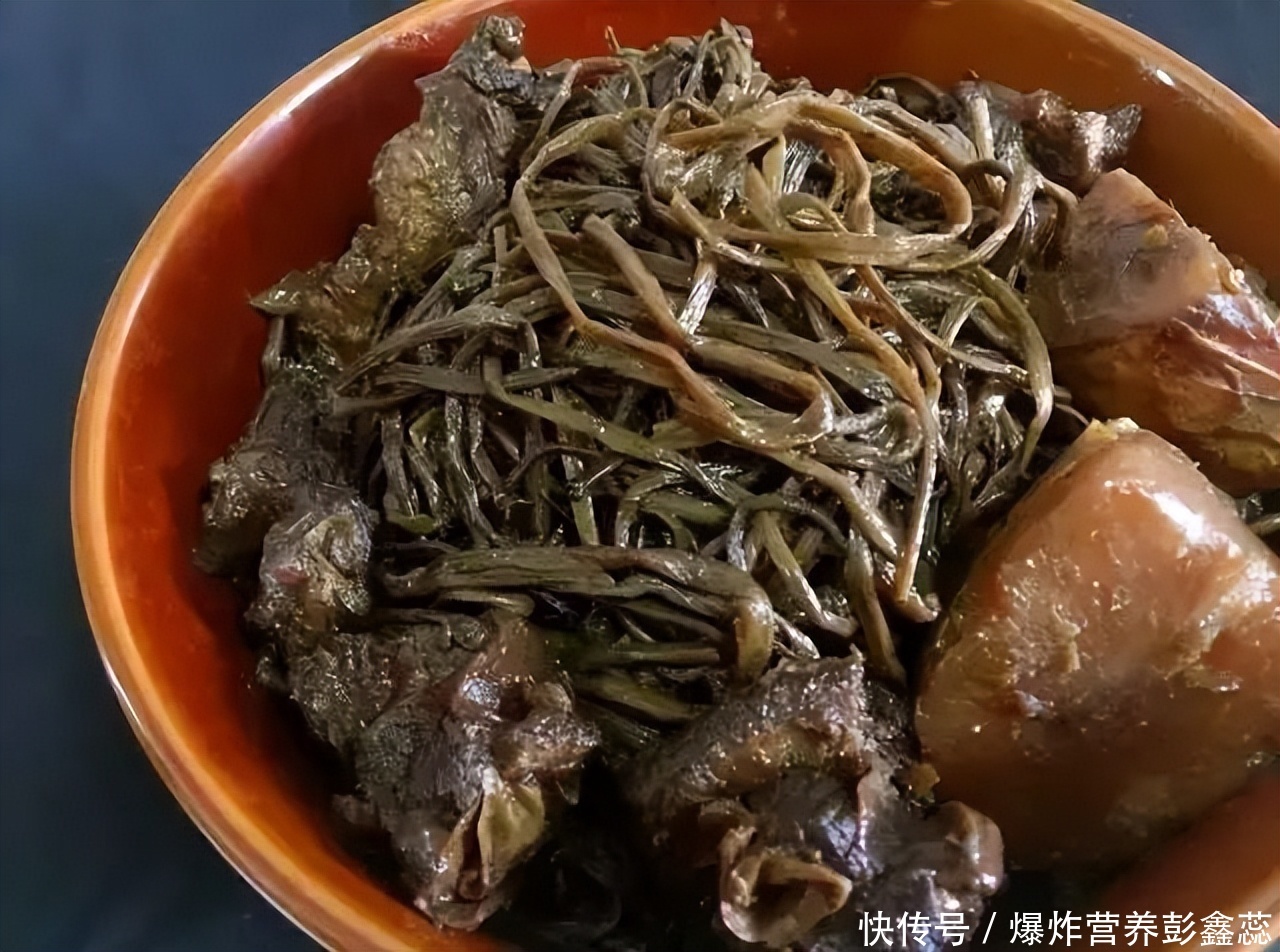 老年人吃咸菜有什么危害吗(老人多吃咸菜，对身体健康有益无害？咸菜，到底应不应该吃？)