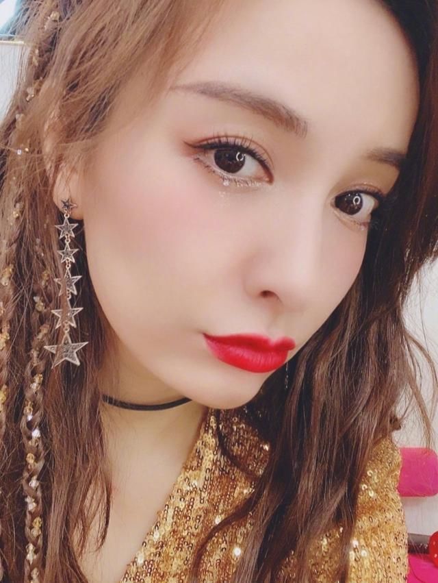  惊艳|《姐姐们》第二轮公演吴昕逆袭成功，下横叉惊艳全场，妆容绝美！