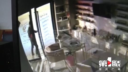 赶紧|惊了!他“缩骨”钻门缝,一夜连盗两家店!警方提醒:这种锁赶紧换!