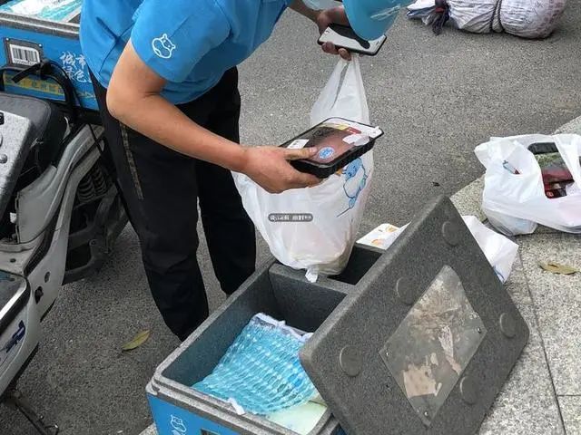  杭州|杭州19岁无症状感染者暂住单元楼临时封闭，2万多只口罩向小区住户发放