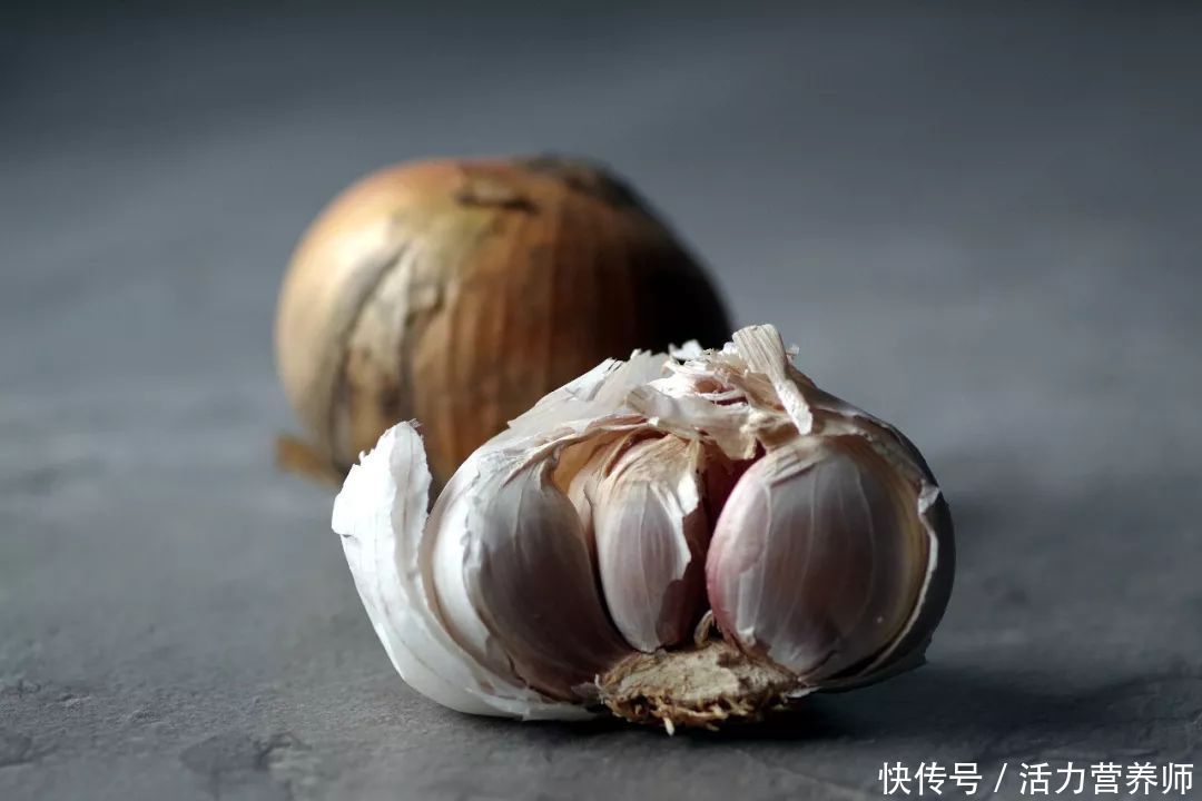 长期吃大蒜可降低胃癌死亡率(长达20年的研究：吃蒜可降低胃癌死亡率，但怎么吃和吃多少很重要)