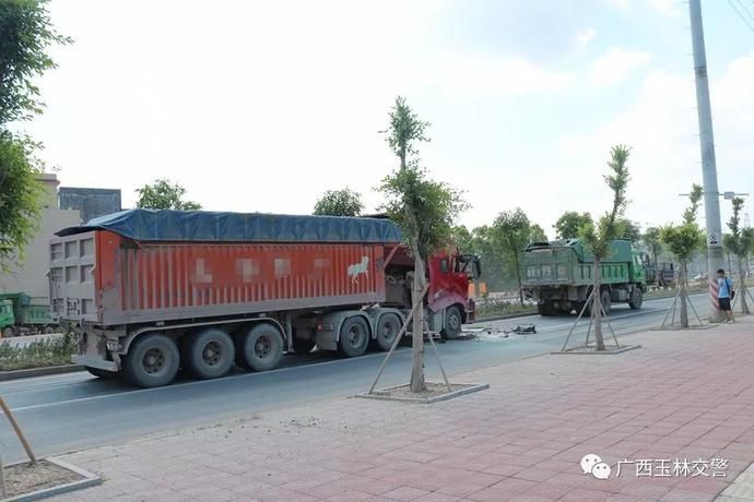  民主南路|玉林两泥头车追尾致1人受伤，原因是……丨两客一危一货