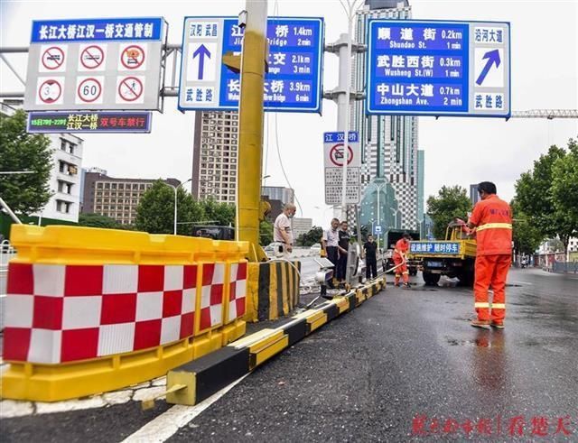  寻找|大客车撞坏限高梁后逃逸！武汉交警正寻找肇事车辆