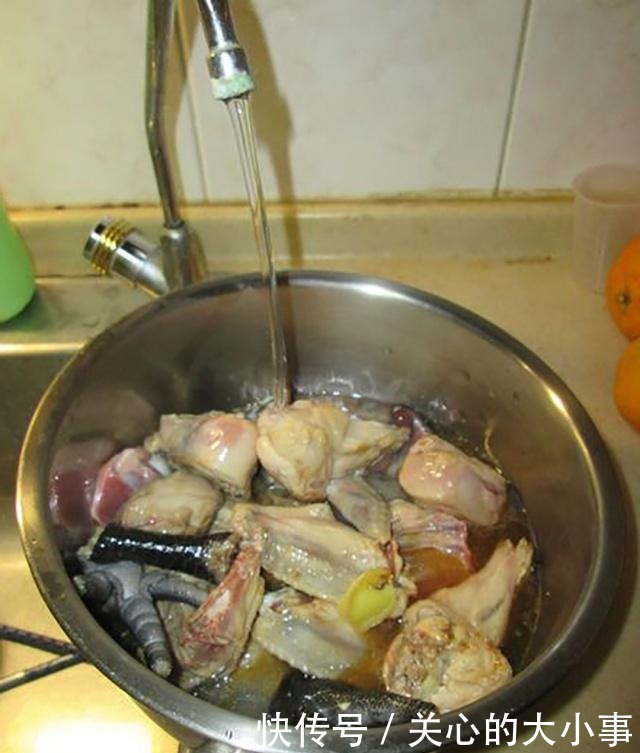 鸡肉|还在喝老母鸡汤吗这道鸡肉的做法,好吃到舔手指,上桌就能光盘